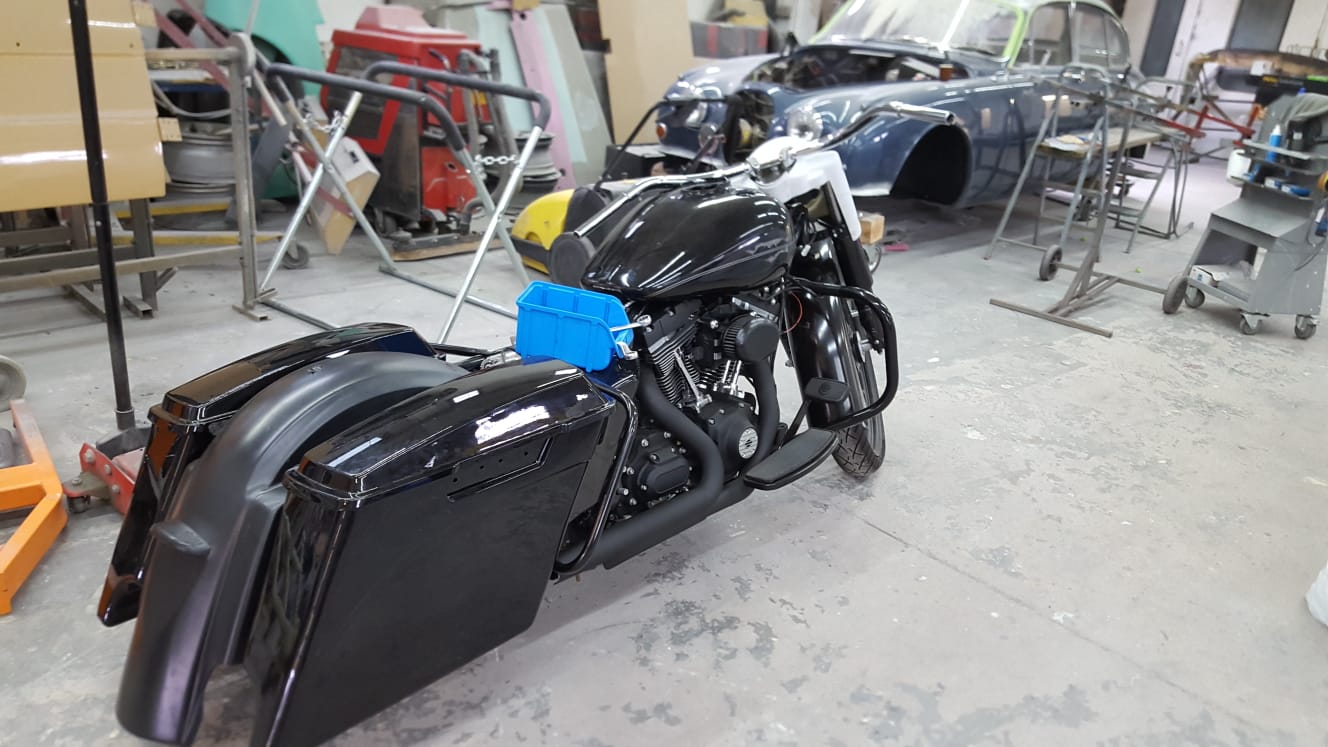 Schwarzer Harley Bagger in der Werkstatthalle