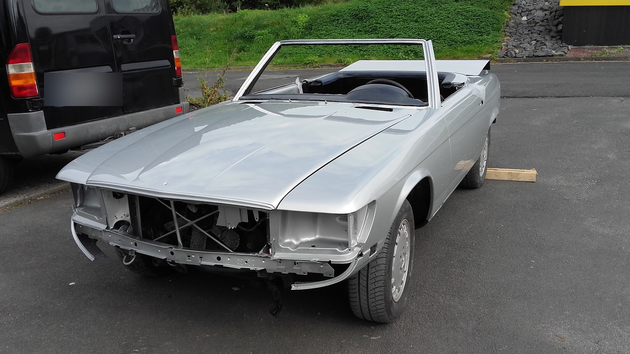Mercedes SL Rohkarosse in Silber im Hof