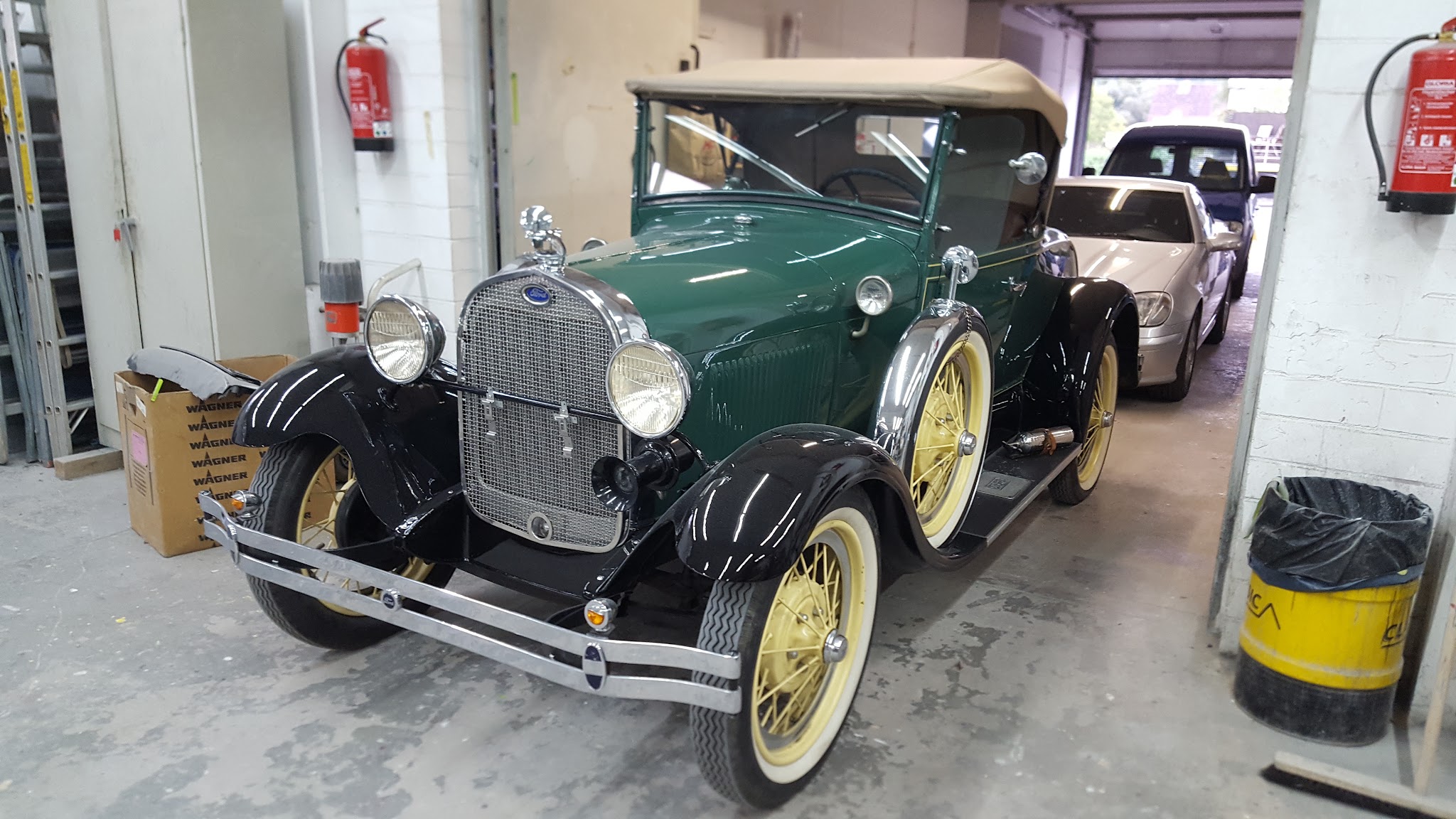 Ford Model A Oldtimer in Grün und Schwarz mit gelben Speichenrädern