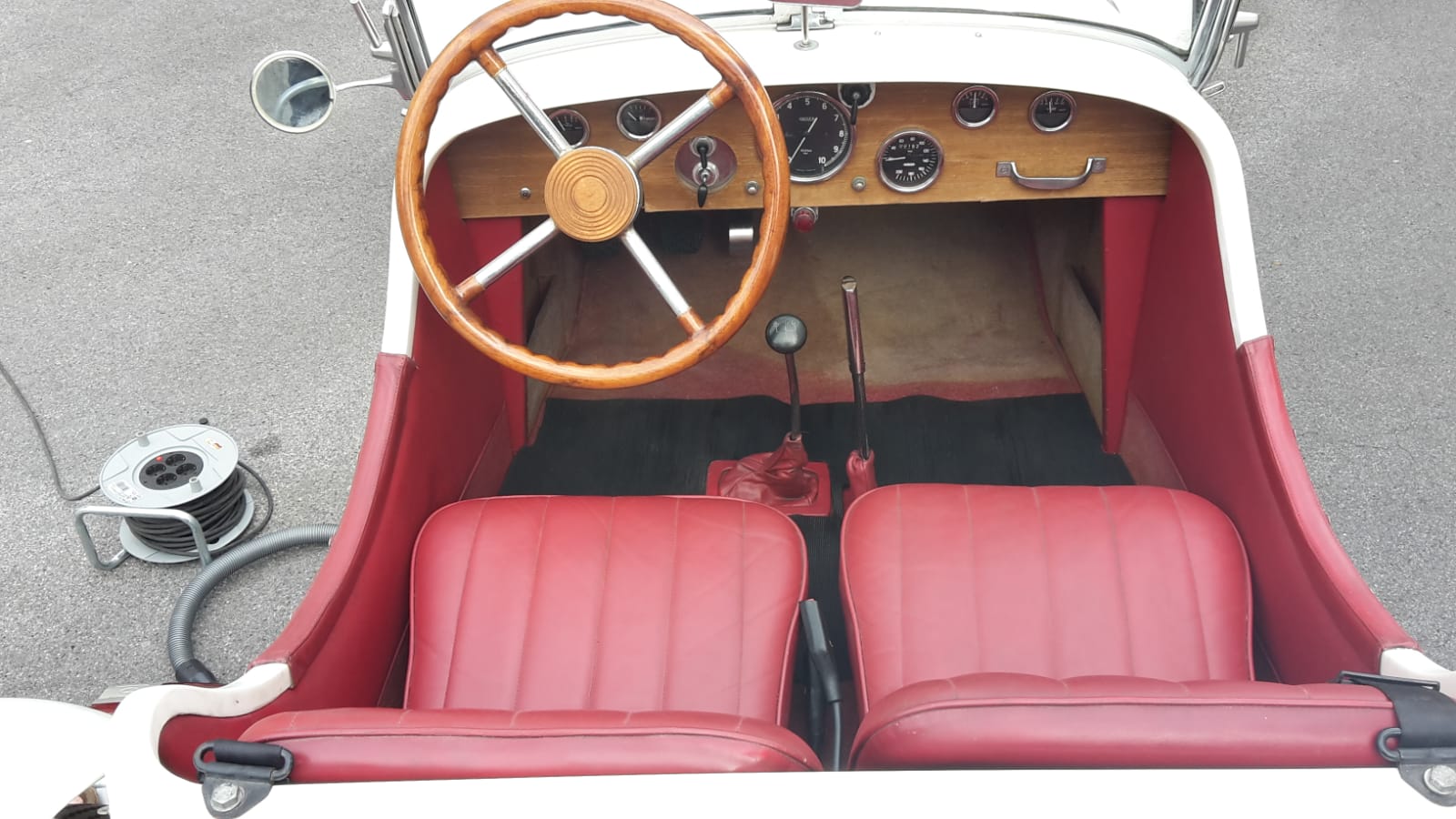 Roadster Innenraum mit rotem Leder und Holzlenkrad