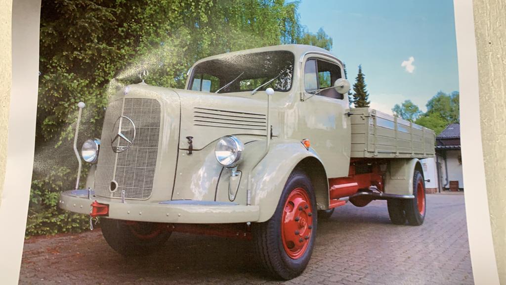 Historischer Mercedes Pritschenwagen in Creme