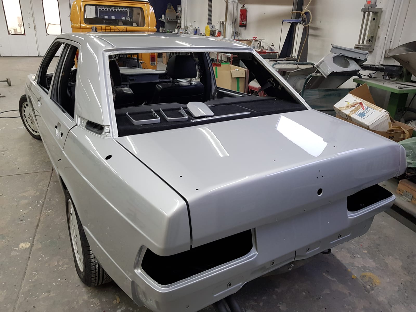 Limousine in Grundierung und Silber in der Werkstatt