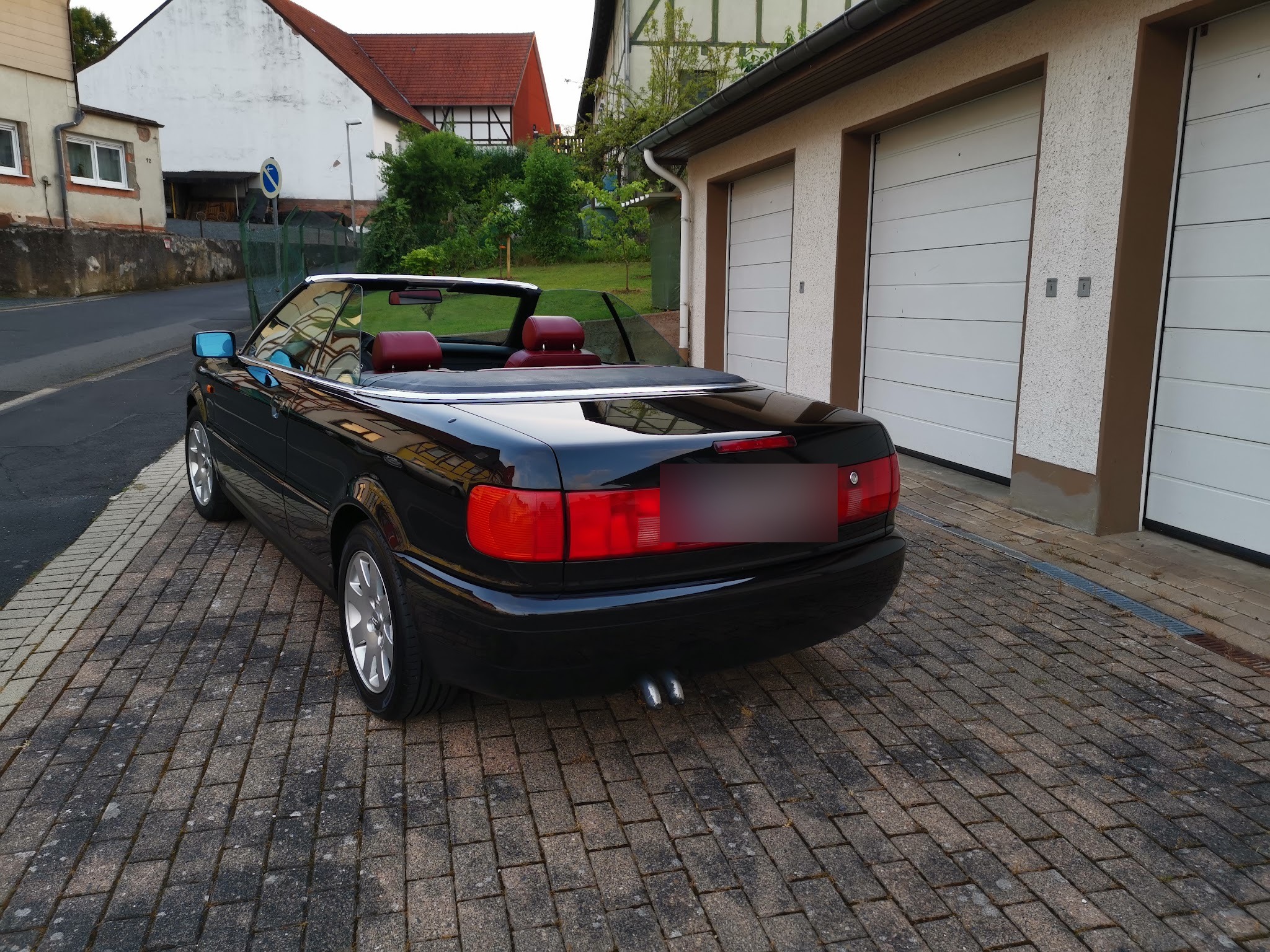 Schwarzes Audi Cabrio nach der Ganzlackierung