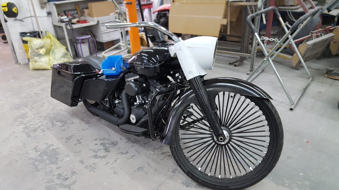 Schwarzer Harley Bagger mit weißer Verkleidung