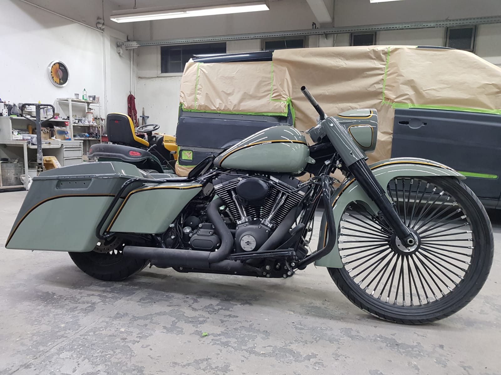 Harley Davidson Bagger in Salbeigrün mit goldenem Zierstreifen