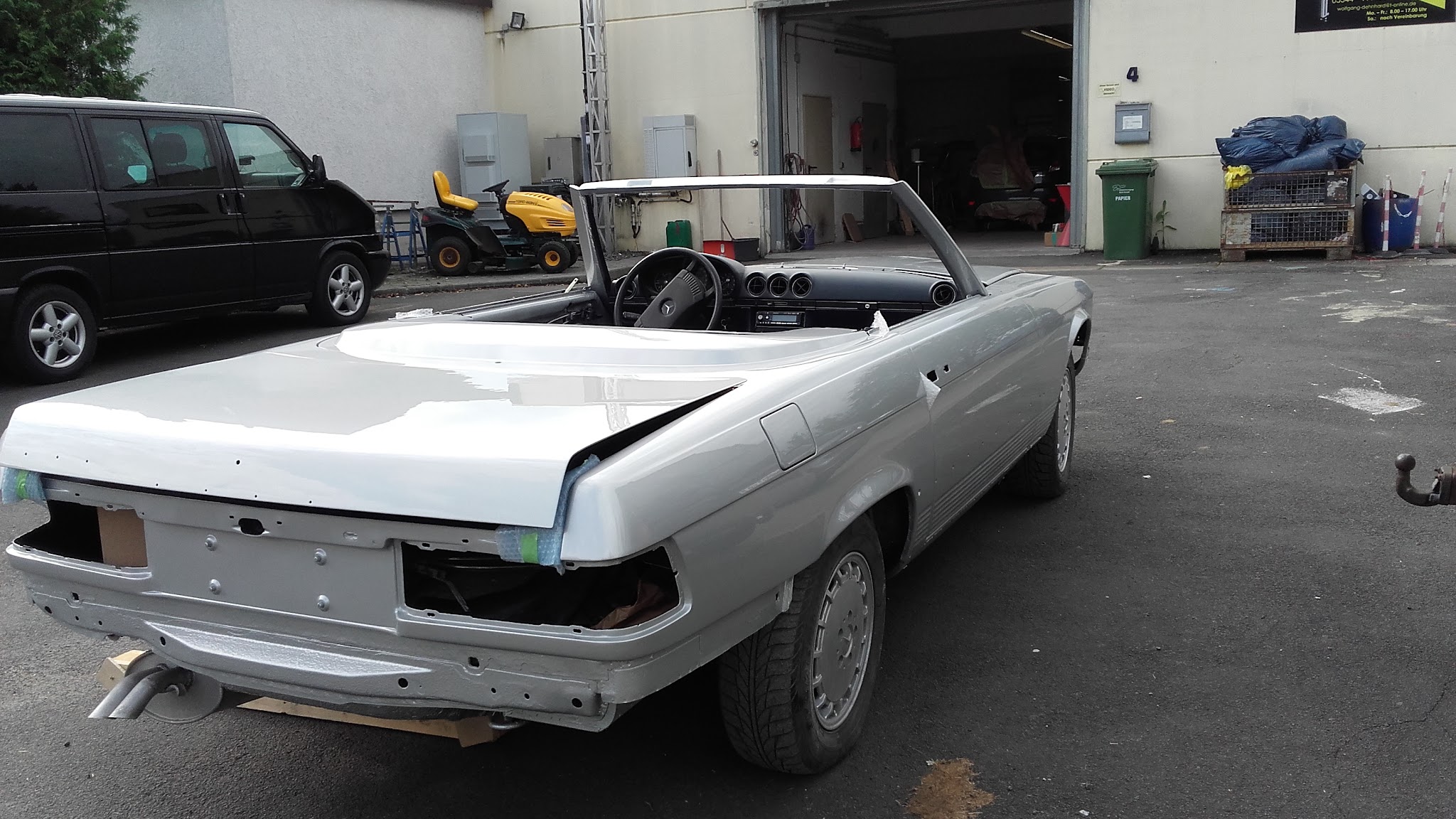 Mercedes SL Rohkarosse in Weiß und Silber im Hof
