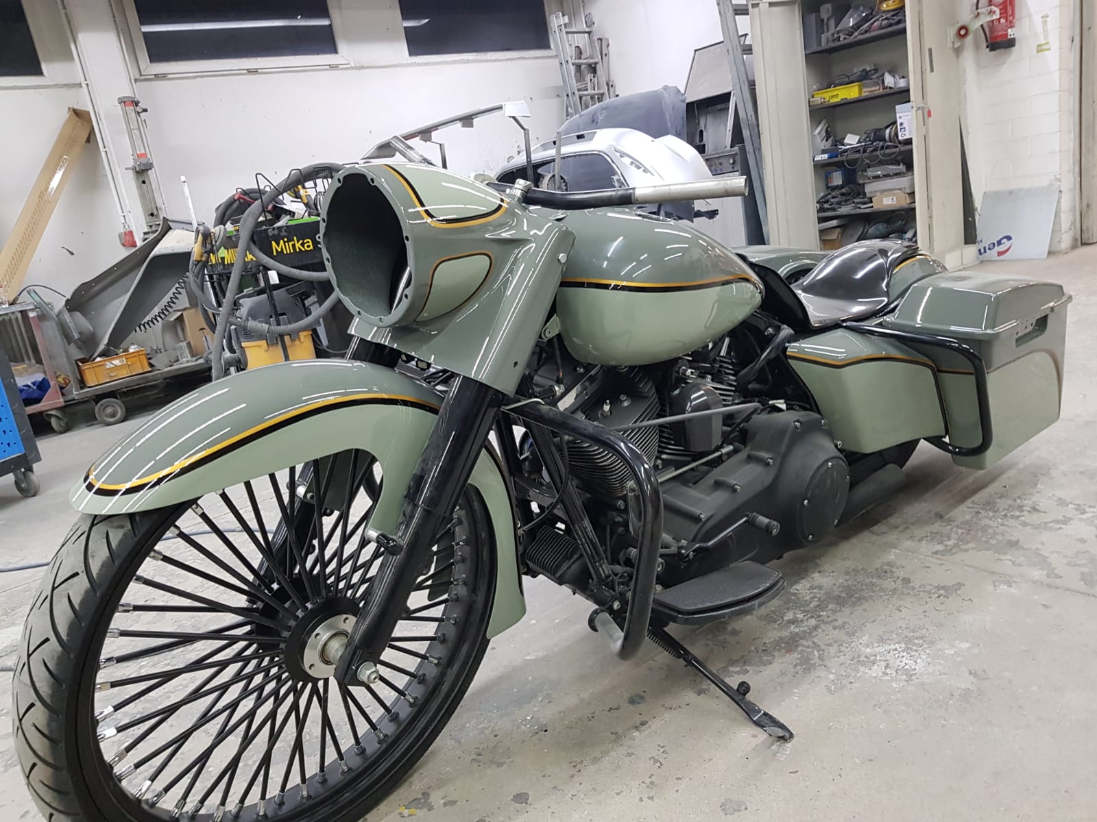 Harley Bagger in Salbeigrün, Detailansicht von Tank und Front