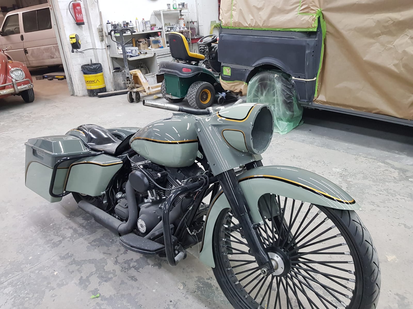 Harley Bagger in Salbeigrün, Dreiviertelansicht