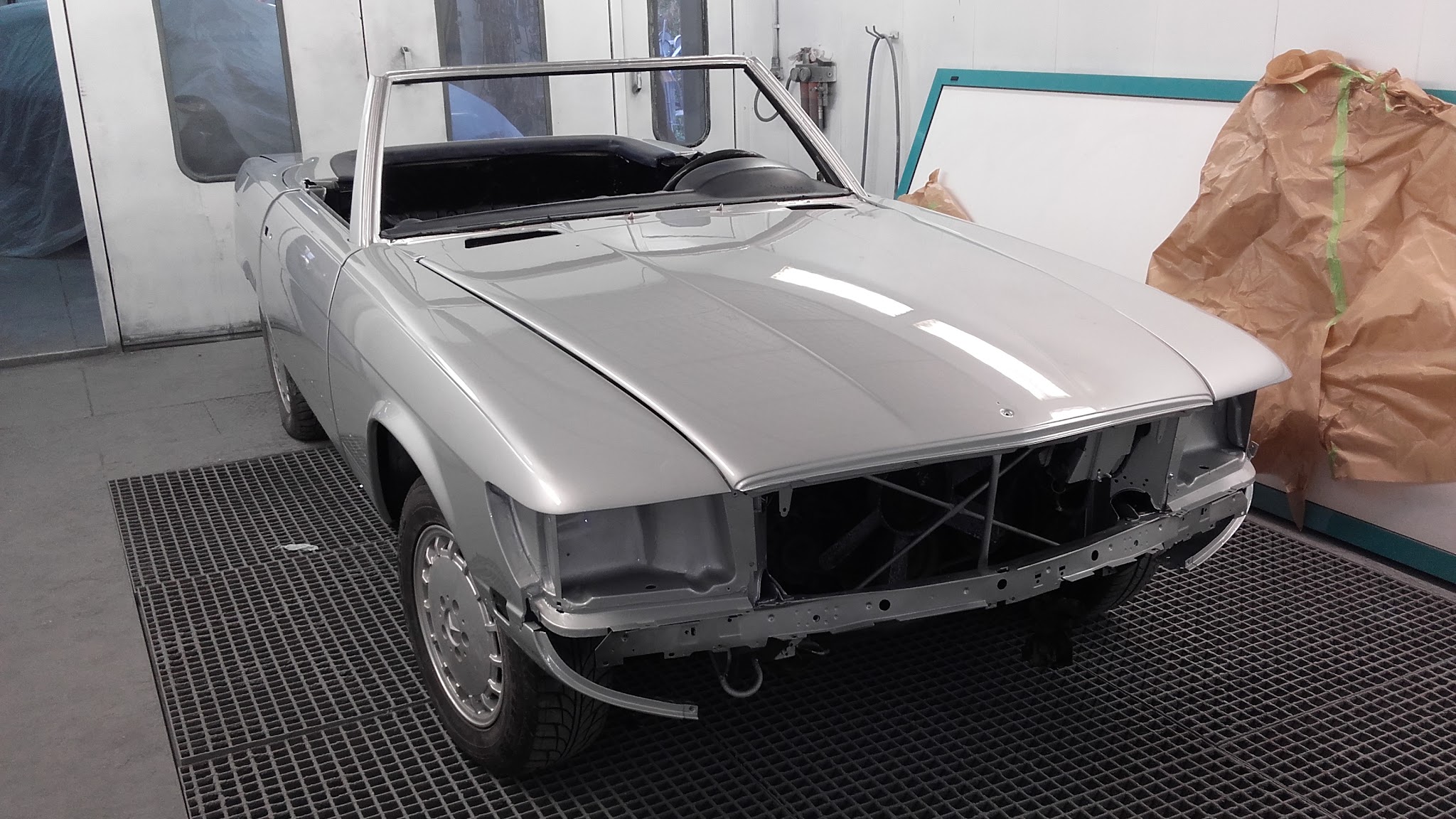Mercedes SL Rohkarosse in Silber in der Lackierkabine