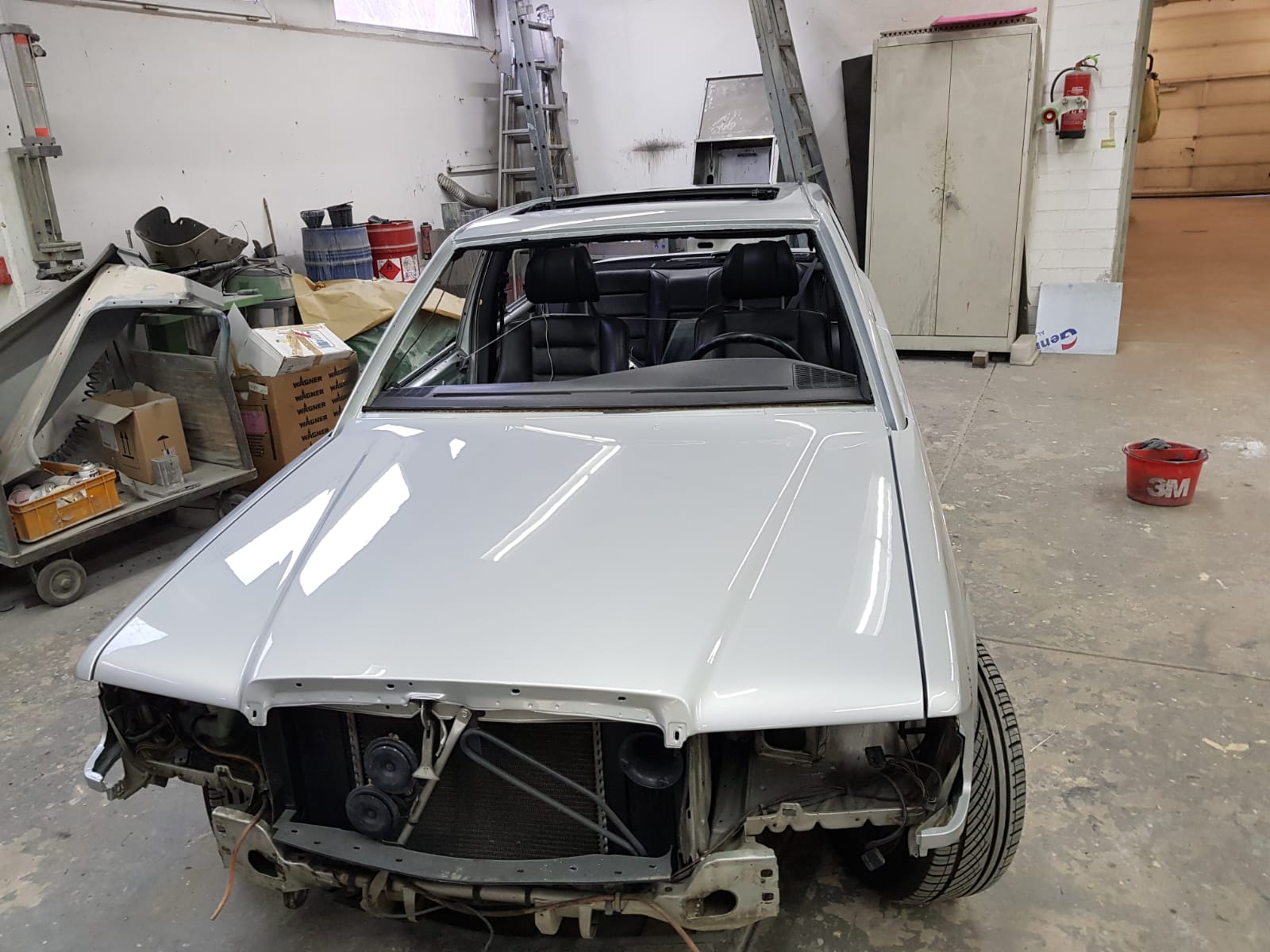 Mercedes Cabrio in Silber, Front zerlegt, frisch lackiert