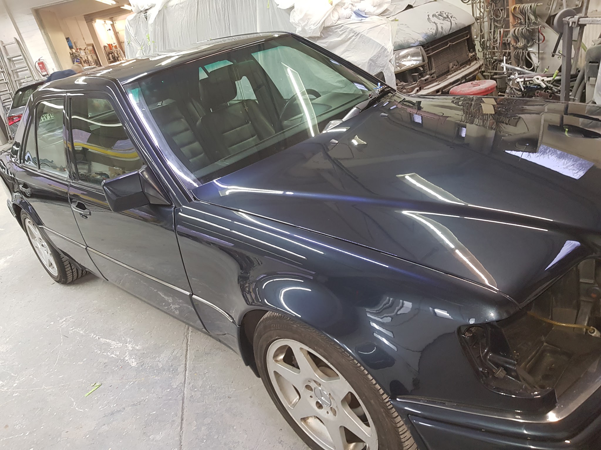 Mercedes E-Klasse in Dunkelblau, Lack im Detail