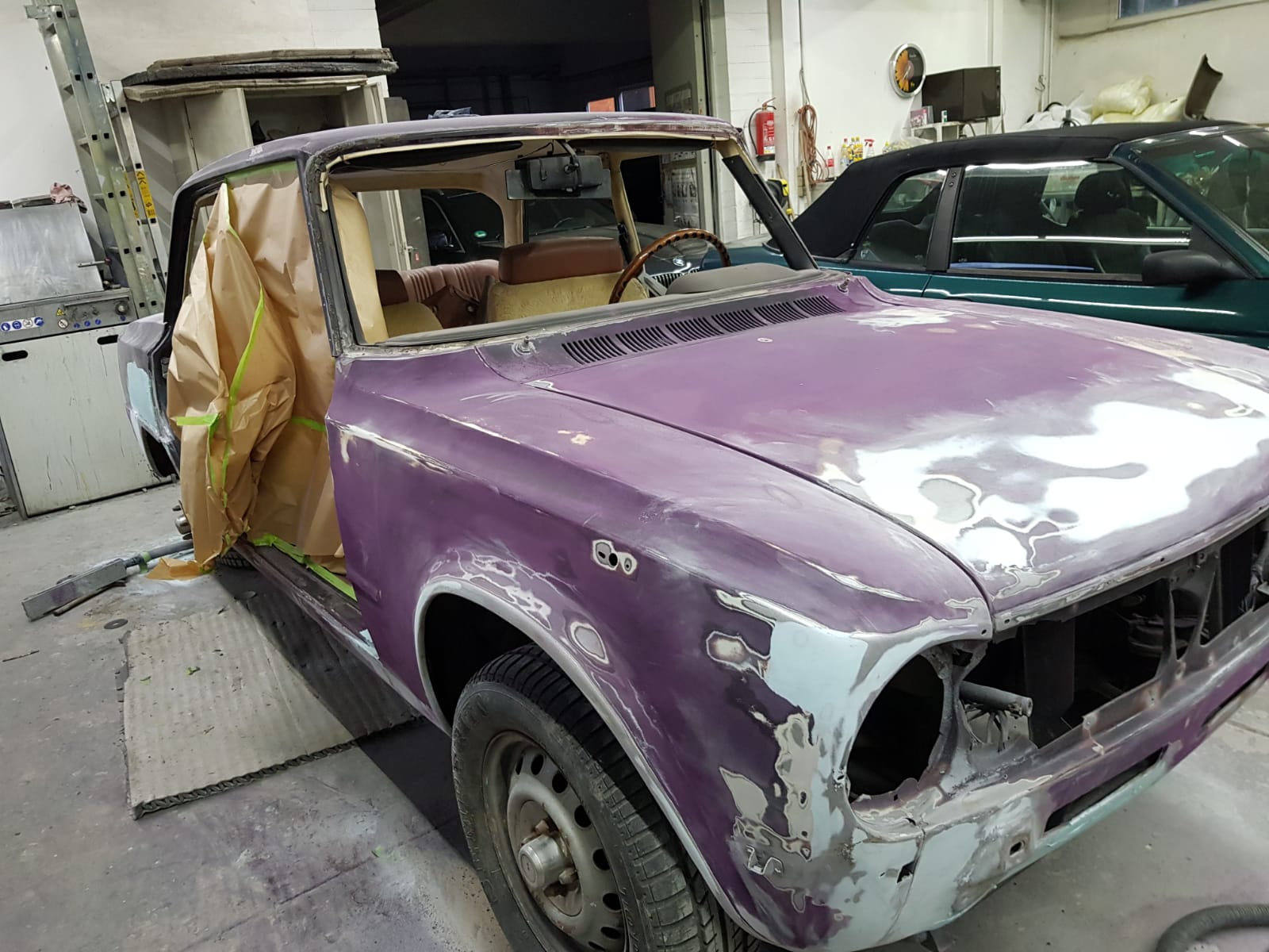 BMW Oldtimer in Violett, für die Lackierung abgeklebt