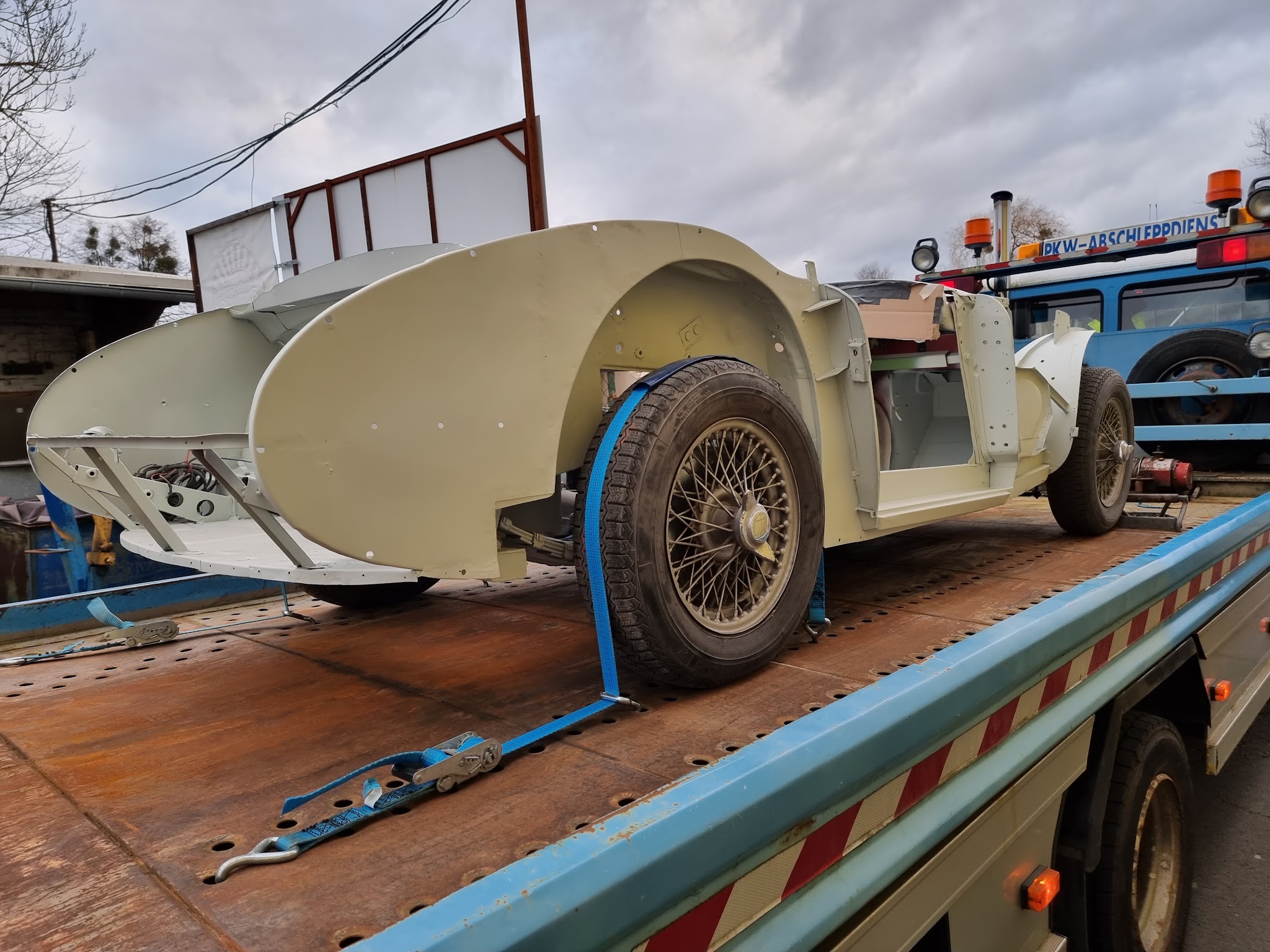 Vorkriegs-Roadster-Karosserie mit Speichenrädern auf dem Transporter